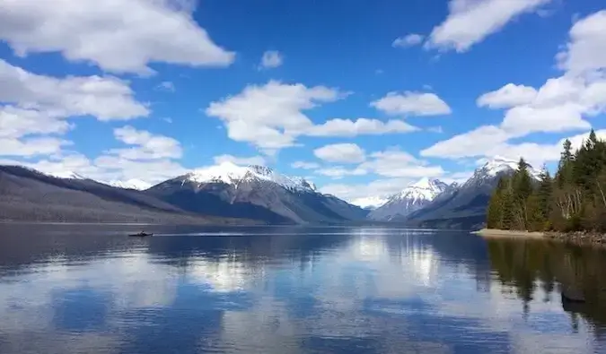 Gore in jezero na čudovit dan v Ameriki