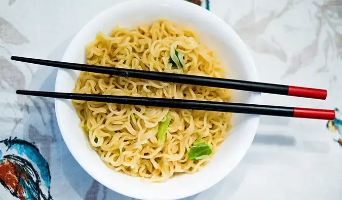 Japansk vegetarisk ramen i en vit skål med ätpinnar